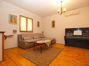 TV, fireplace - with swimming pool and garden for exclusive use (Valbandon)