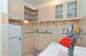 Réfrigérateur, plaque de cuisson, cafetière/bouilloire