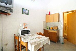 Kühlschrank, Herdplatte, Wasserkocher mit Kaffee-/Teezubehör