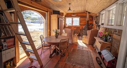 Beautiful country cabin with hot tub and outdoor shower in Londonderry