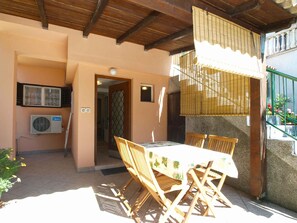Outdoor dining - Holiday apartment with garden and barbecue (Pomer)