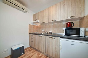 Fridge, stovetop, coffee/tea maker
