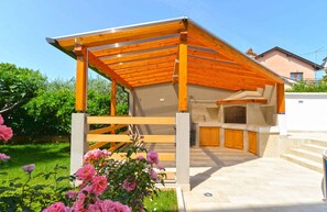 Terrace/patio - Holiday apartment with pool and barbecue (Novigrad)