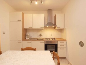 冷蔵庫、オーブン、コンロ、調理器具と食器