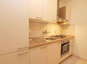 冷蔵庫、オーブン、コンロ、調理器具と食器