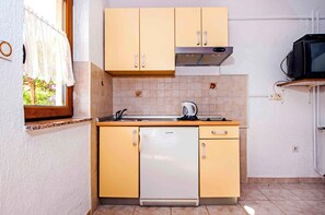 Køleskab, mikrobølgeovn, kogeplade, køkkentøj/tallerkener/redskaber