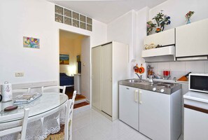 Jääkaappi, mikroaaltouuni, liesi, keittoastiat/astiat/ruokailuvälineet