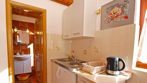 Coffee/tea maker, fridge, stovetop, cookware/dishes/utensils - Holiday apartment with sea view (Pješćana Uvala)