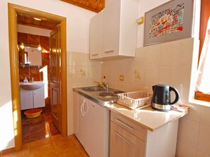 Fridge, stovetop, coffee/tea maker, cookware/dishes/utensils - Holiday apartment with sea view (Pješćana Uvala)