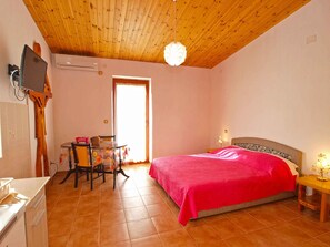 1 bedroom, WiFi - Holiday apartment with sea view (Pješćana Uvala)