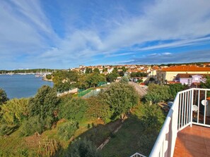 Property grounds - Holiday apartment with sea view (Pješćana Uvala)