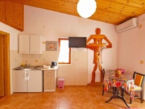 Fridge, stovetop, coffee/tea maker, cookware/dishes/utensils - Holiday apartment with sea view (Pješćana Uvala)