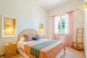 5 bedrooms, iron/ironing board, free WiFi, bed sheets