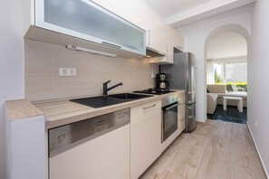 Fridge, oven, stovetop, dishwasher