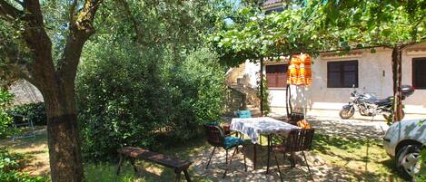 تناول الطعام بالخارج