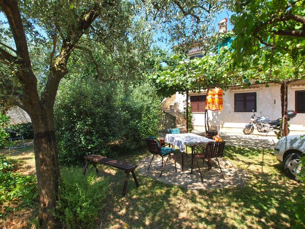 Outdoor dining - Holiday apartment with air conditioning (Medulin)