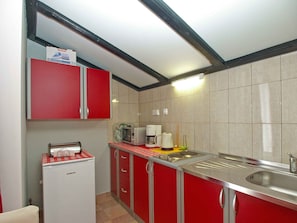 Refrigerador, microondas, parrilla de estufa y cafetera y tetera 