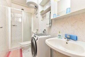 Bathroom - Holiday apartment with air conditioning (Fažana)