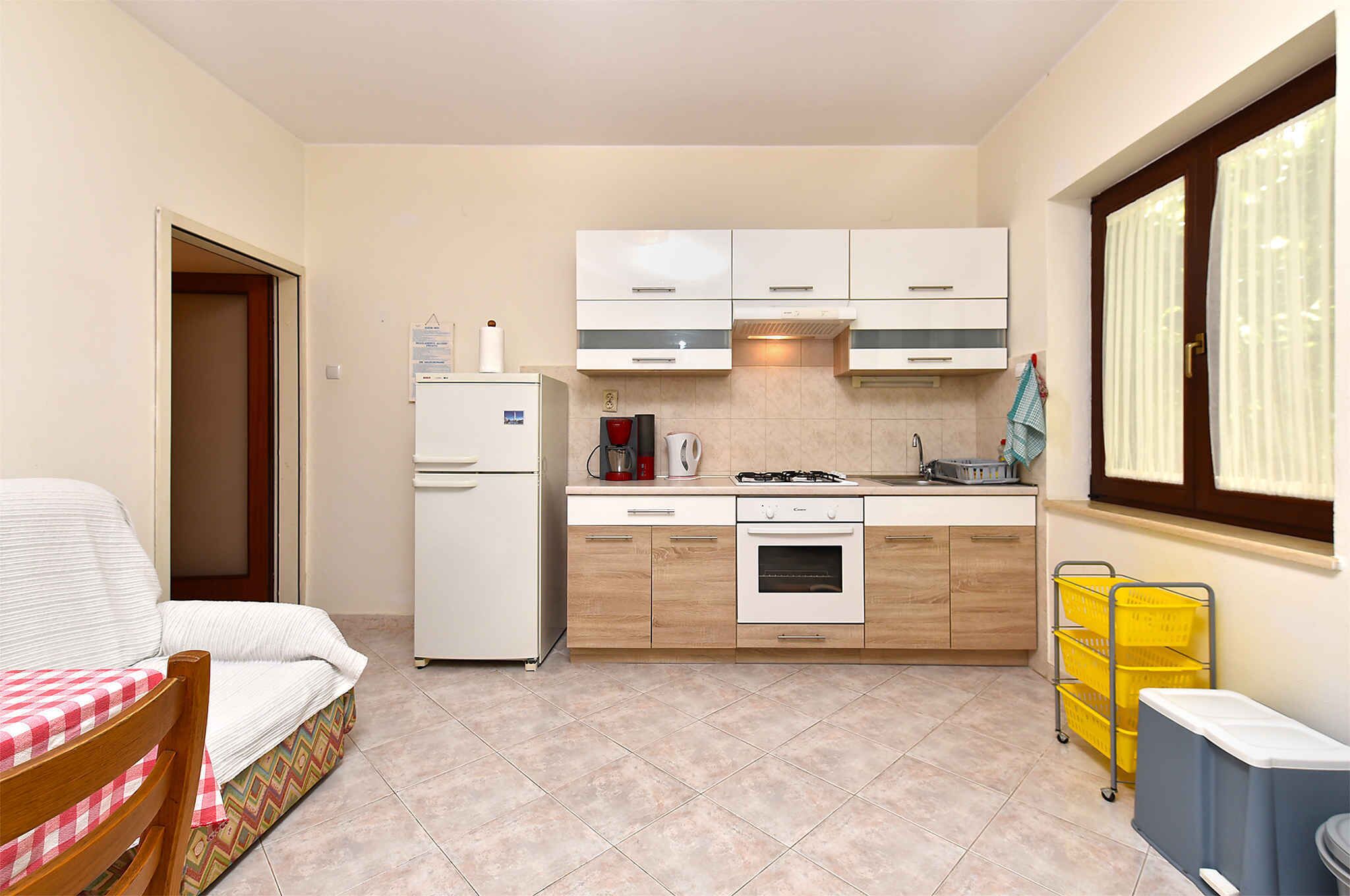 Køleskab, ovn, kogeplade, kaffe-/temaskine