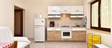 Køleskab, ovn, kogeplade, kaffe-/temaskine