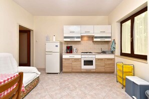 Kühlschrank, Ofen, Herdplatte, Wasserkocher mit Kaffee-/Teezubehör