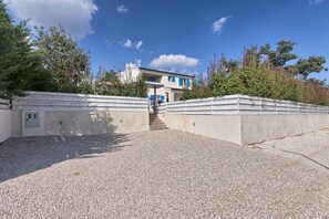 Property grounds - Villa with swimming pool, sauna and playground (Žminj)