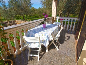 Outdoor dining - Holiday apartment with air conditioning (Fažana)