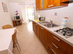 Refrigerador, parrilla de estufa, cafetera y tetera y tostadora 