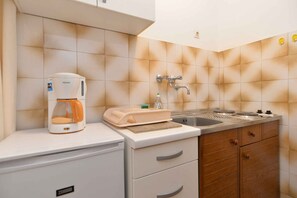 Kühlschrank, Herdplatte, Wasserkocher mit Kaffee-/Teezubehör