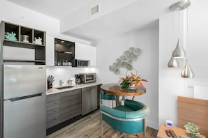Refrigerador, microondas, lavavajillas y cafetera y tetera 