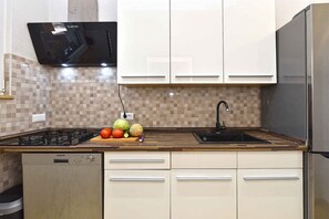 Fridge, microwave, oven, stovetop - Villa with pool for 6 people (Pomer)