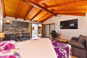 5 bedrooms, iron/ironing board, Internet