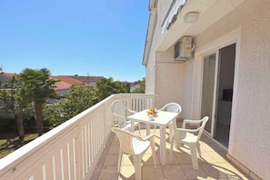 Outdoor dining - Holiday apartment with air conditioning and outdoor pool (Poreč)
