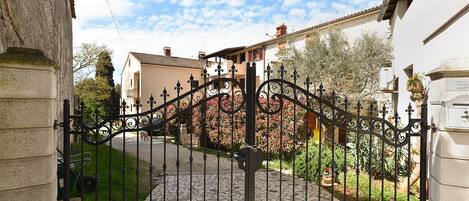 المنطقة المحيطة بالمنشأة