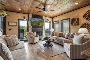 Smart TV, video games, books - Free Community Waterpark, Theater, Arcade & Private Pool, sleeps 18 (Sevierville)