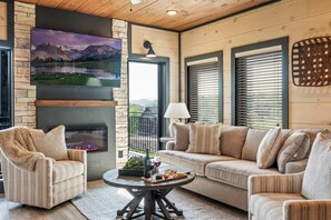 Smart TV, video games, books - Free Community Waterpark, Theater, Arcade & Private Pool, sleeps 18 (Sevierville)