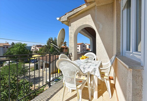Outdoor dining - Holiday apartment with air conditioning (Medulin)