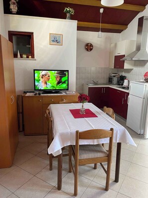 Fridge, microwave, stovetop, coffee/tea maker - Holiday apartment with air conditioning (Medulin)