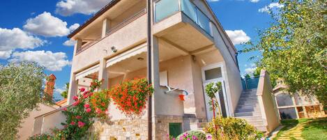 المنشأة من الخارج