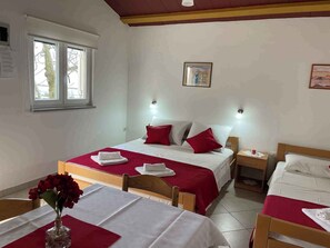 1 habitación, tabla de planchar con plancha, cuna de viaje y wifi