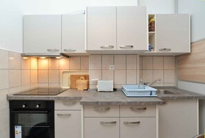 Kjøleskap, ovn, kokeplater og brødrister