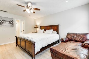 6 bedrooms, desk, iron/ironing board, travel cot - Game Room & Peaceful Deck: Dacula Family Home (Dacula)