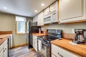 Coffee/tea maker, fridge, microwave, oven - Walk to Beaver Creek Village: Cozy Condo! (Beaver Creek)