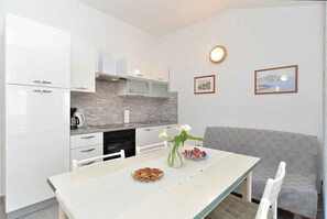 Fridge, oven, stovetop, dishwasher - Holiday apartment with garden and barbecue (Fažana)