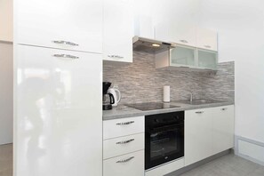 Frigorifero, microonde, forno, piano cottura