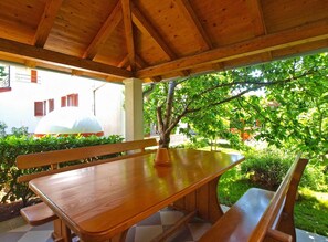 Outdoor dining - Holiday apartment with garden and barbecue (Fažana)