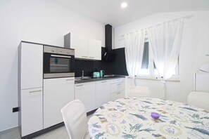 雪櫃、微波爐、焗爐、爐具