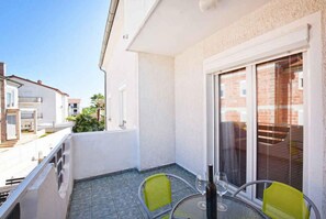 Outdoor dining - Holiday apartment with air conditioning and outdoor pool (Poreč)