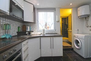 Køleskab, mikrobølgeovn, ovn, kogeplade