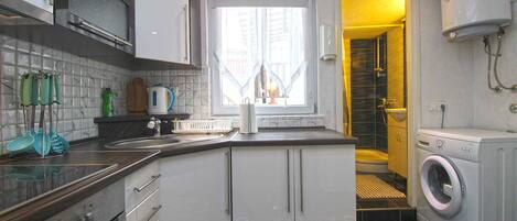 Frigorifero, microonde, forno, piano cottura